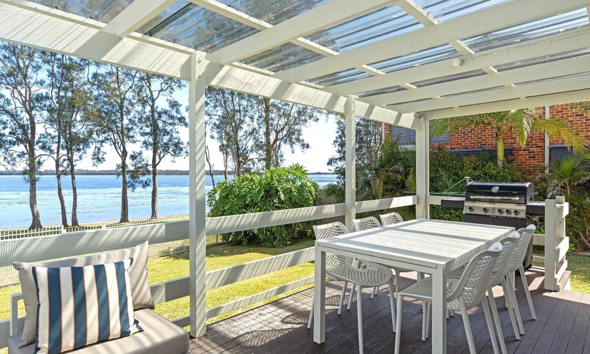 Budgewoi Apartment | Stunning Lakefront Home with Bonus Studio