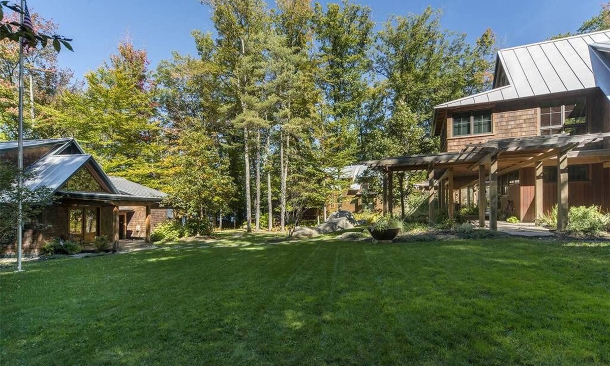 Oxford House | Stunning Lakefront Luxury Compound on Pristine Thompson Lake