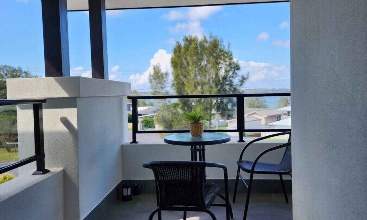 Buff Point House | Stunning Lakeside Home with Pool