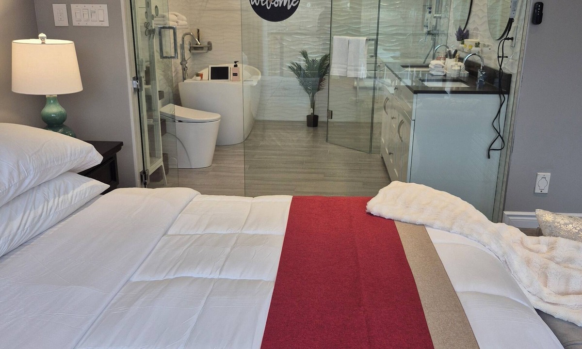 Niagara Falls Bed & Breakfast | Stunning Lakeview King Suite Free Breakfast
