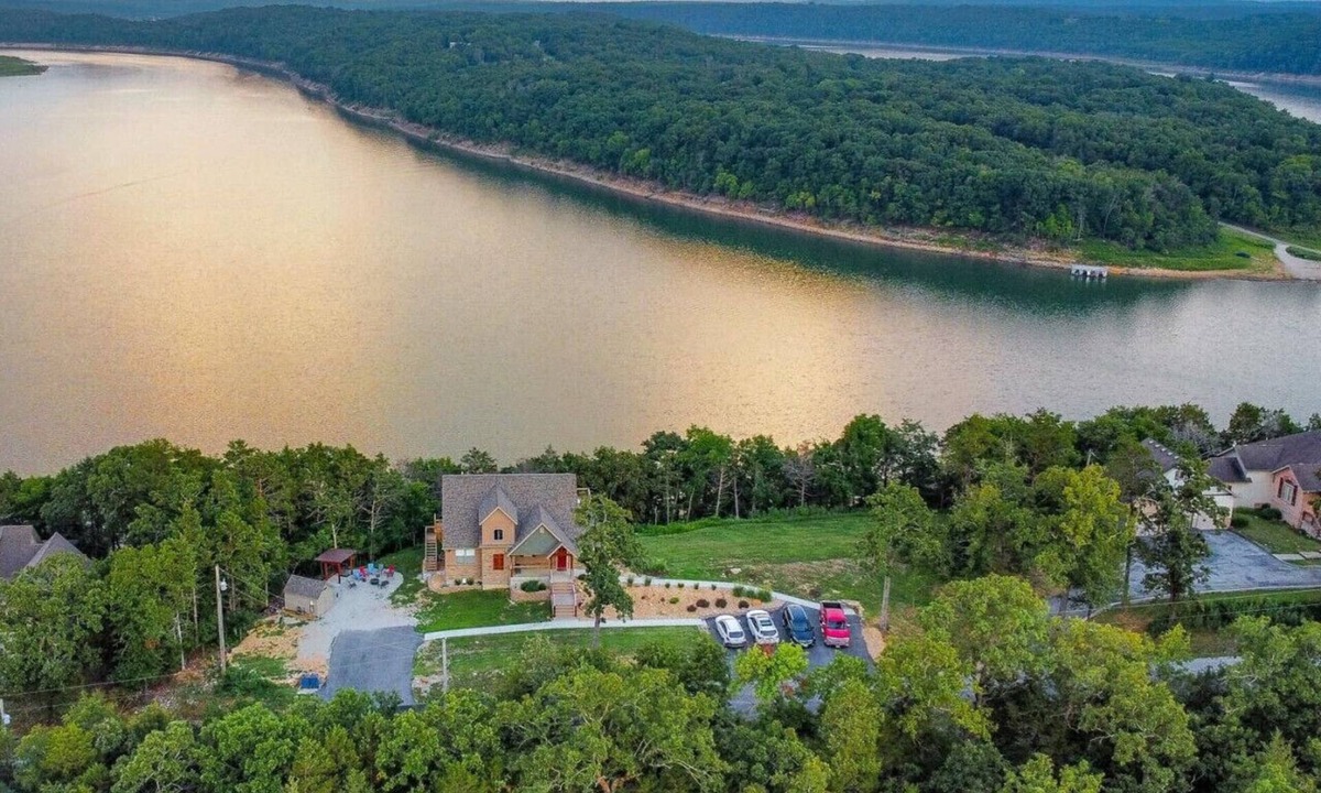 Kirbyville House | Stunning Lakeview Games Firepit