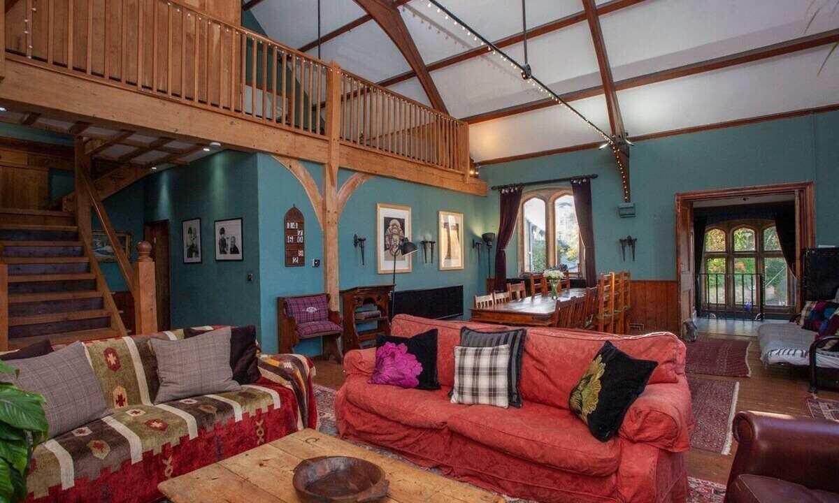 Box House | Stunning, Large Chapel, Nr Bath (EC)