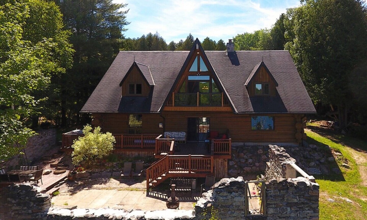 Irondale House | Stunning Log Home on a Private Lake