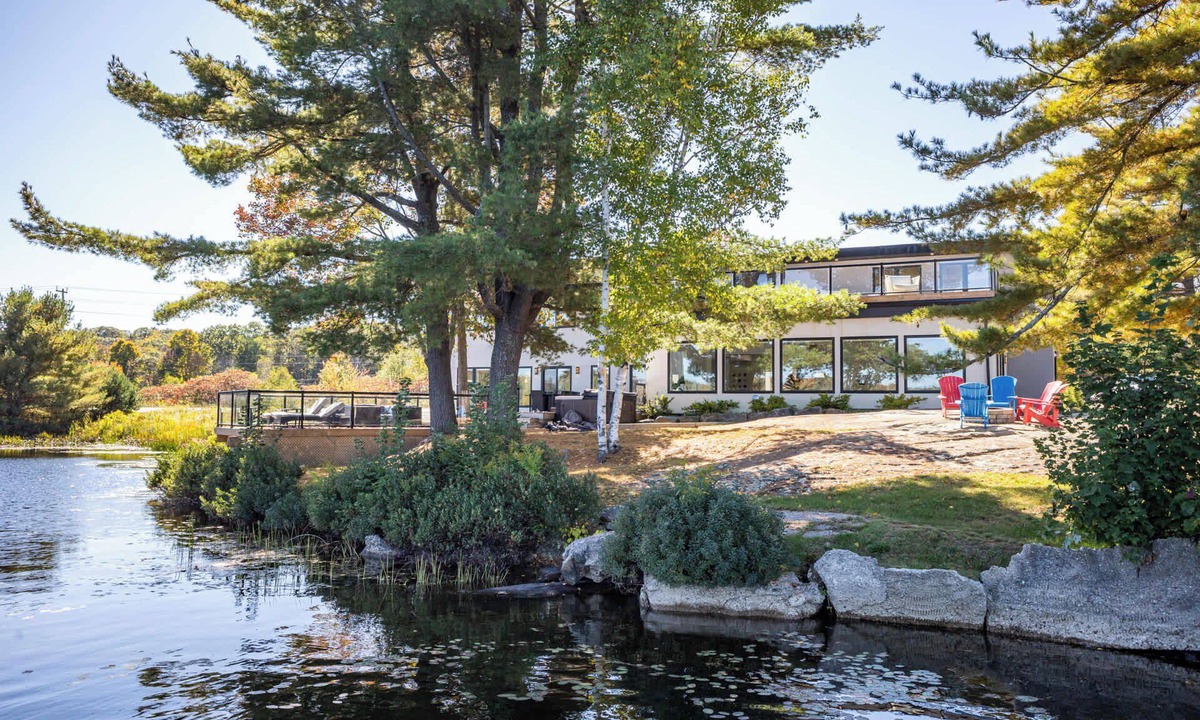 Foley House | Stunning Luxury Cottage on Oastler Lake