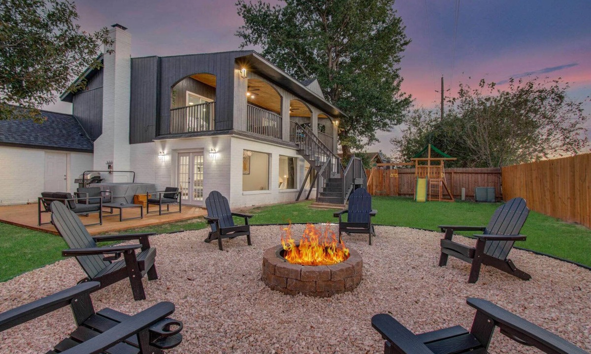 Houston House | Stunning Modern Dream Home, 5-BD, Sleeps 14