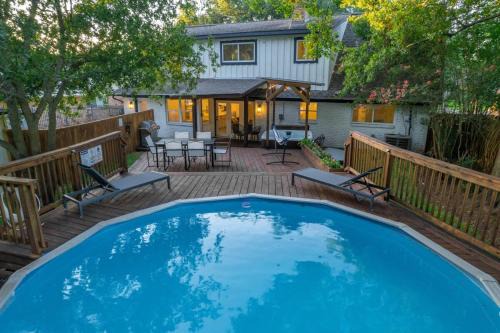 Westbury House | Stunning Modern Dream Home w Pool Grill Foosball