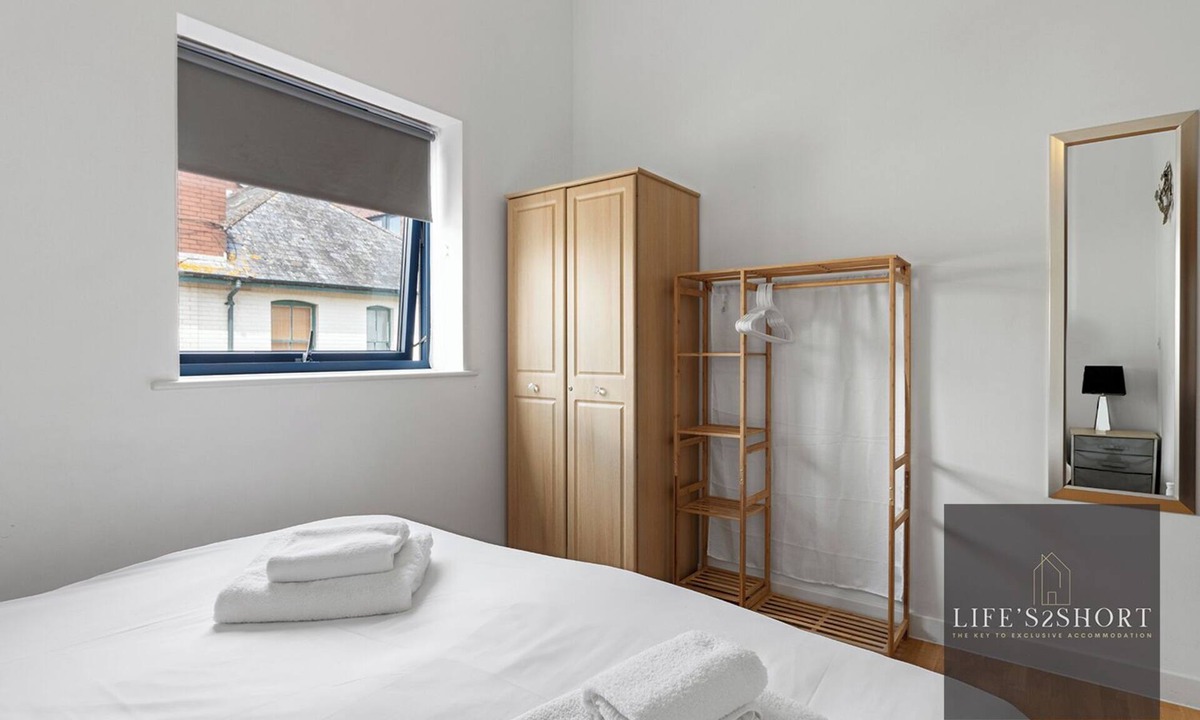 Exeter Apartment | Stunning Modern Exeter Apartment w/balcony