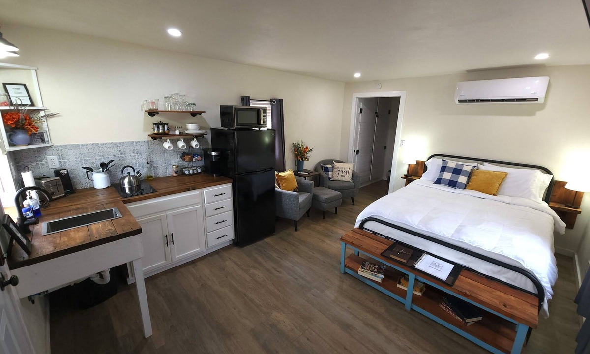 Electra Cottage | Stunning Modern Farmhouse Studio Cottage!