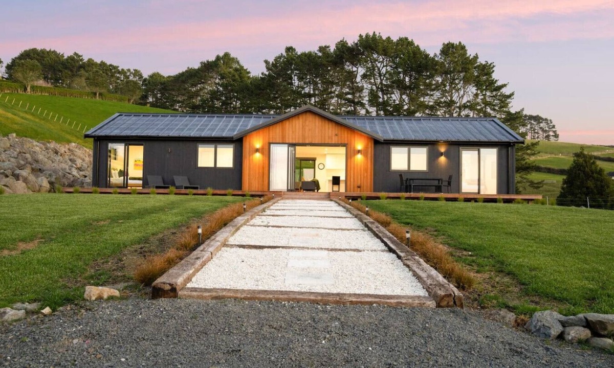 Bombay House | Stunning Modern Hillside Haven near Pukekohe