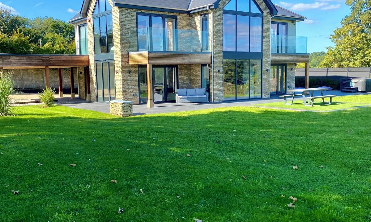 Corston House | Stunning modern home set in beautiful grounds.