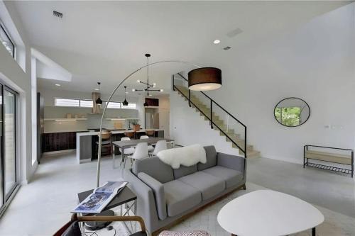 Tarrytown House | Stunning Modern Home w Pool and Hot Tub in DT