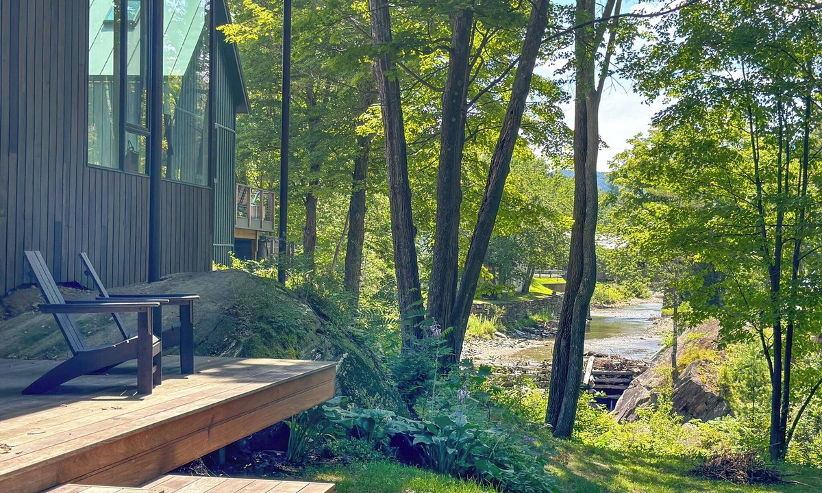 Warren House | Stunning Modern Retreat Overlooking The Mad River
