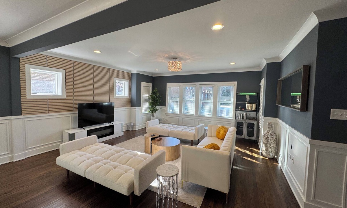 Forest Park House | Stunning Modern & Spacious Sleeps 16 in Forest Park