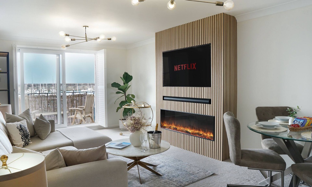 Seafront Apartment | Stunning modern space with harbour views & free parking