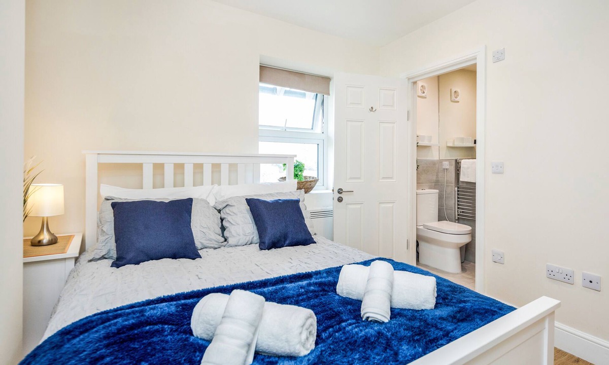 Stockcross Apartment | Stunning, Modern, Spacious Flat with Free Parking, Rural