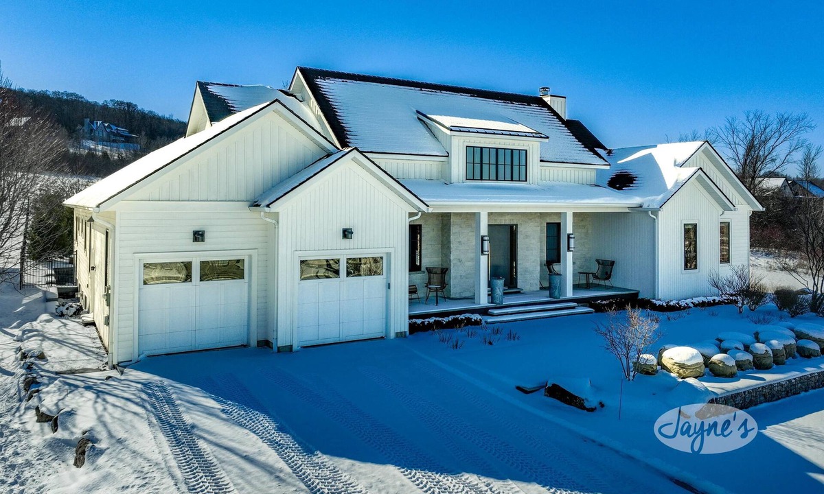 The Blue Mountains House | Stunning new 5 bedroom, 5 bath home on the Escarpment!