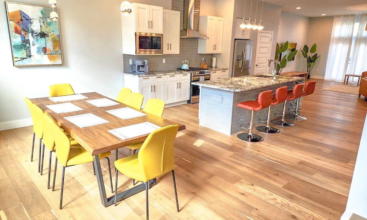The Gate House | Stunning New 5BDR House. Modern & Spacious. Minutes to Top Golf & Downtown