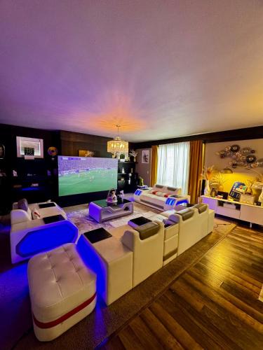 Lakeland South House | Stunning Northwest Contemporary Home - Q