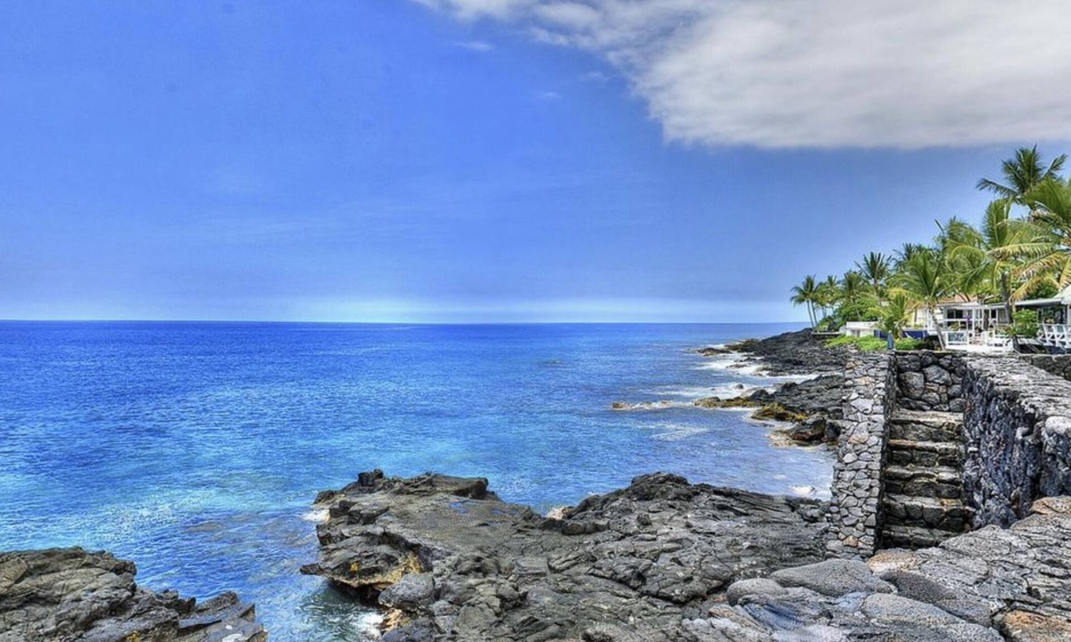Kahaluu Bay House | Stunning Ocean Front Home