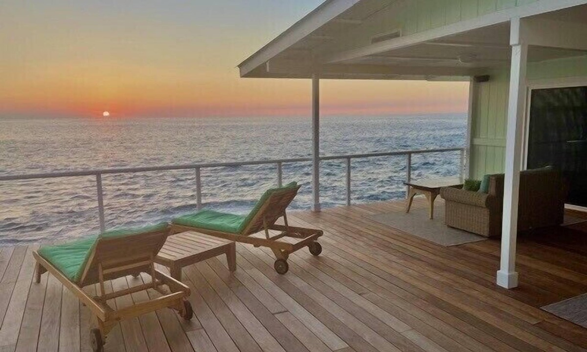 Kahaluu Bay House | Stunning oceanfront cottage