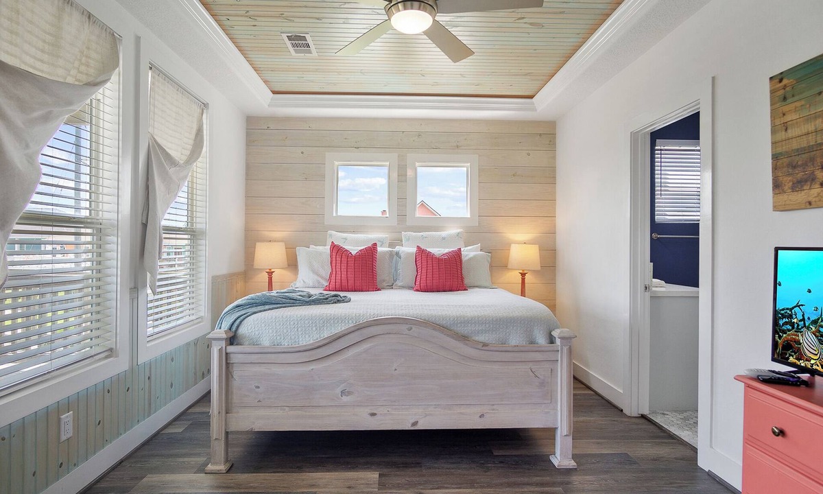 Crystal Beach House | Stunning Oceanviews | Luxe | Dog Run | Tiki Bar