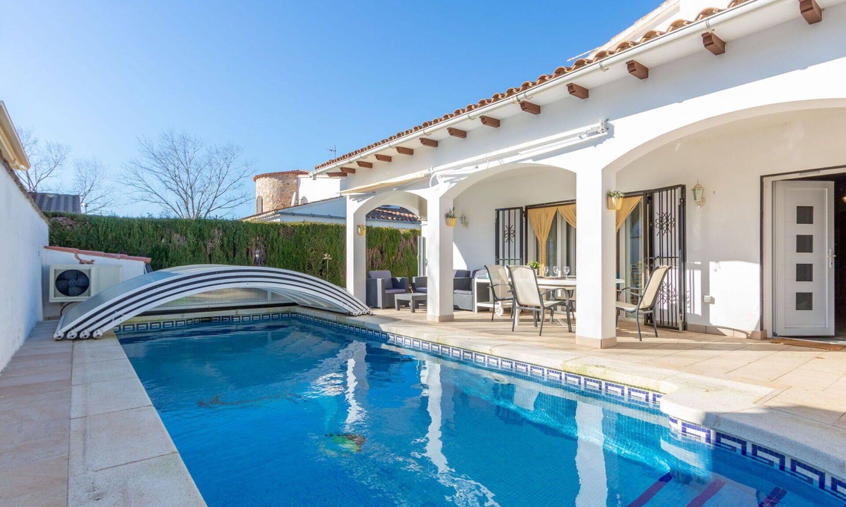 Castello d'Empuries House | Stunning private villa for 6 guests with WIFI, A/C, private pool, TV, patio and pets allowed