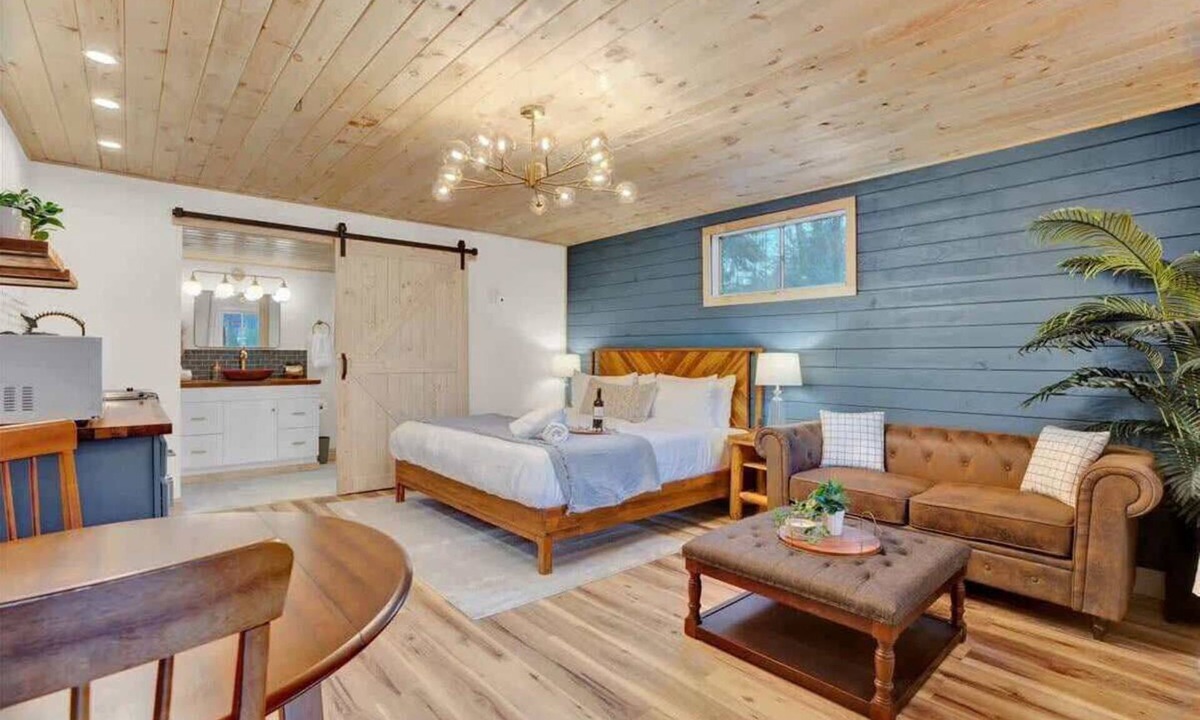 Canadensis Hotel | Stunning Pocono Modern | Firepits | Pickleball