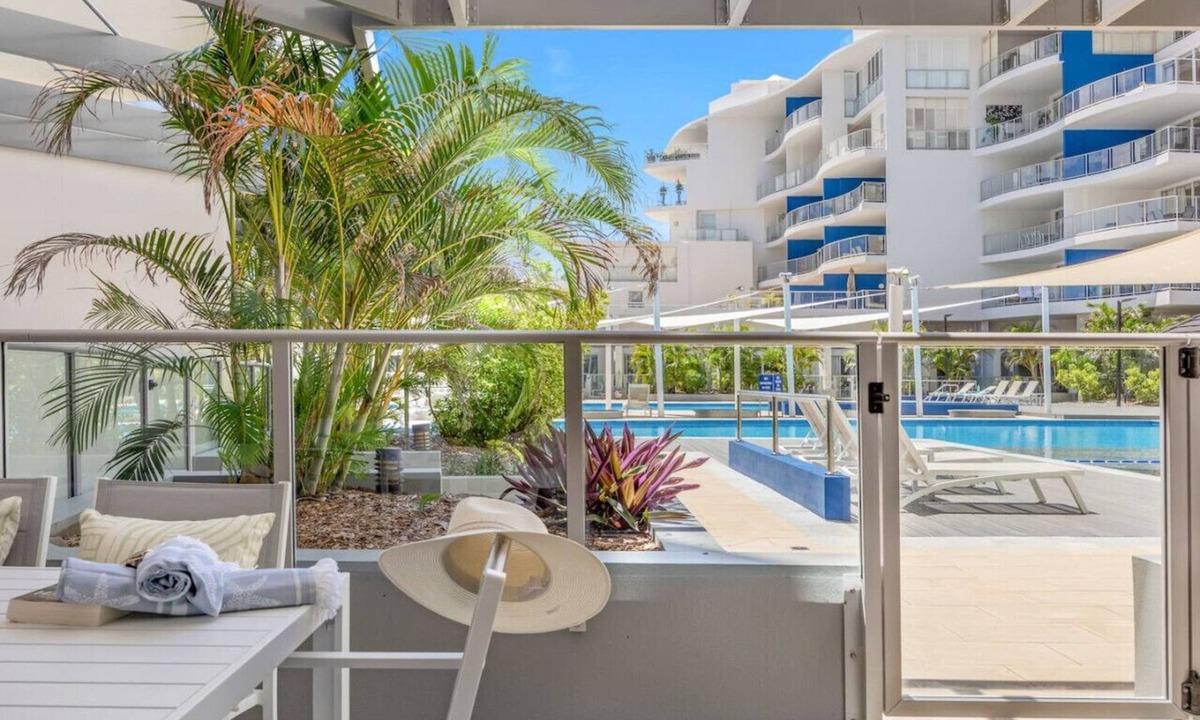 Urangan Apartment | Stunning Poolside Paradise - Amazing Design, Gym.