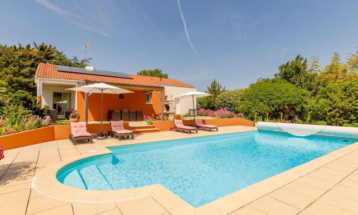 Olonne-sur-Mer Villa | Stunning private villa for 8 guests with WIFI, private pool, TV, terrace and pets allowed
