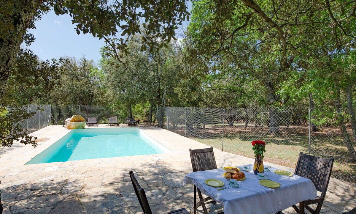 Regusse House | Stunning private villa for 6 people with private pool, TV, patio and pets allowed