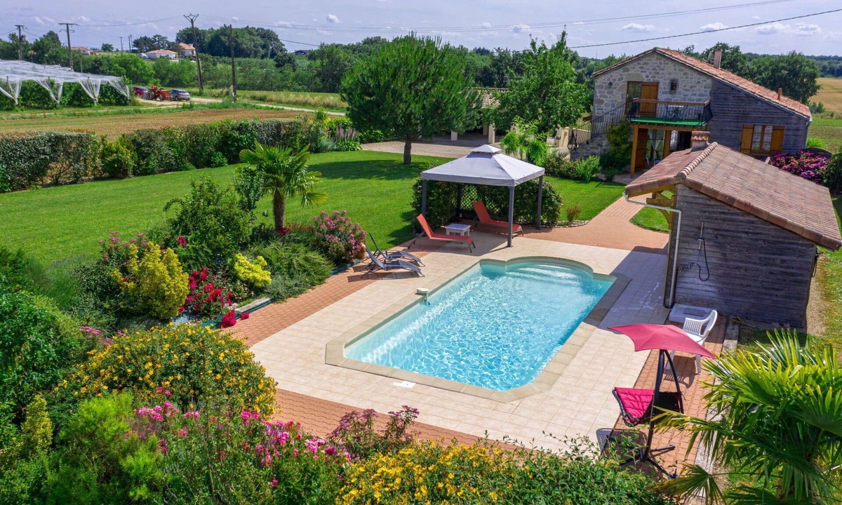 Madaillan Villa | Stunning private villa for 6 people with A/C, private pool, WIFI, TV, terrace and pets allowed