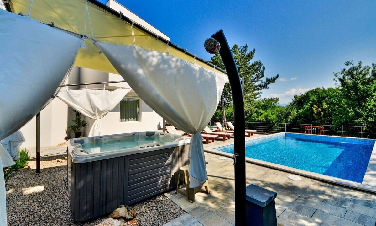 Sveti Vid Dobrinjski Villa | Stunning private villa with A/C, WIFI, private pool, hot tub, TV, terrace, pets allowed and park.