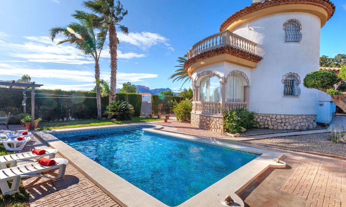 Miami Platja Villa | Stunning private villa for 6 guests with WIFI, A/C, private pool, TV and patio
