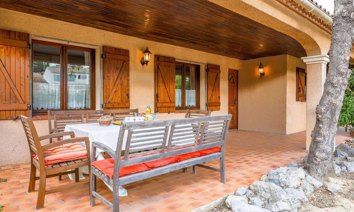 Salles-d'Aude House | Stunning private villa for 10 guests with WIFI, TV, terrace and pets allowed