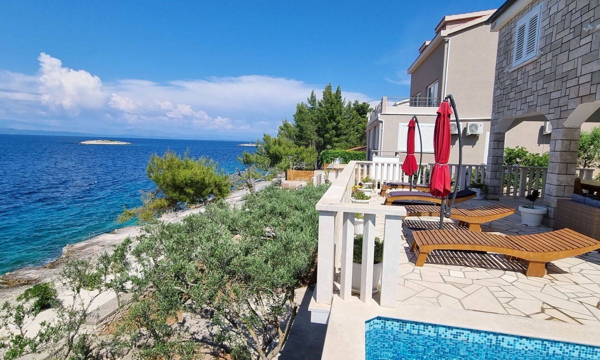 Prigradica House | Stunning private villa for 6 people with A/C, WIFI, private pool, TV and terrace