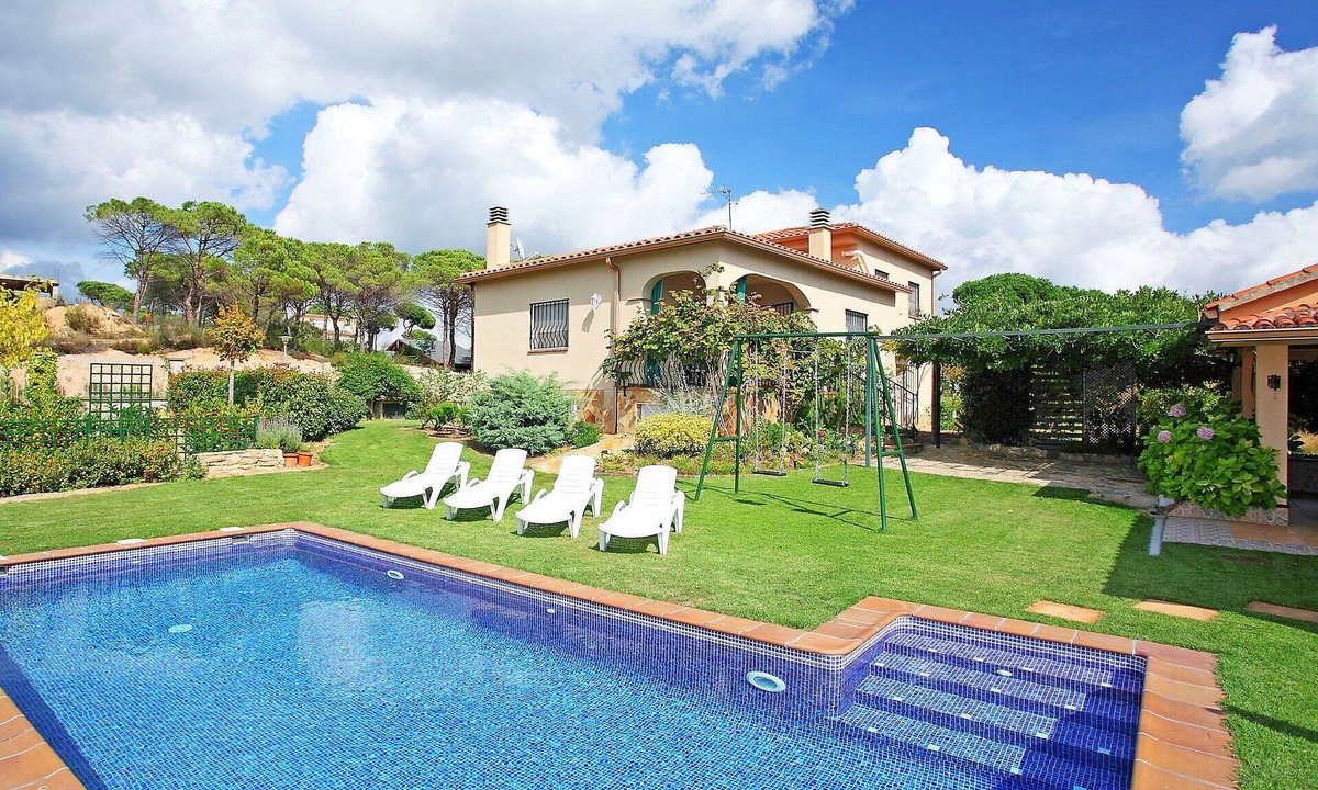 La Goba House | Stunning private villa for 6 people with WIFI, private pool, TV, patio and pets allowed