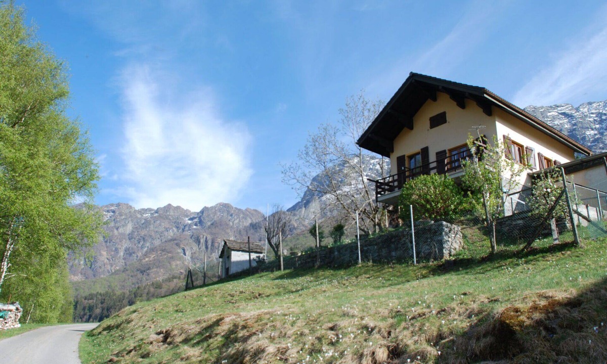 Camedo House | Stunning private villa for 4 people with TV, patio, pets allowed and panoramic view