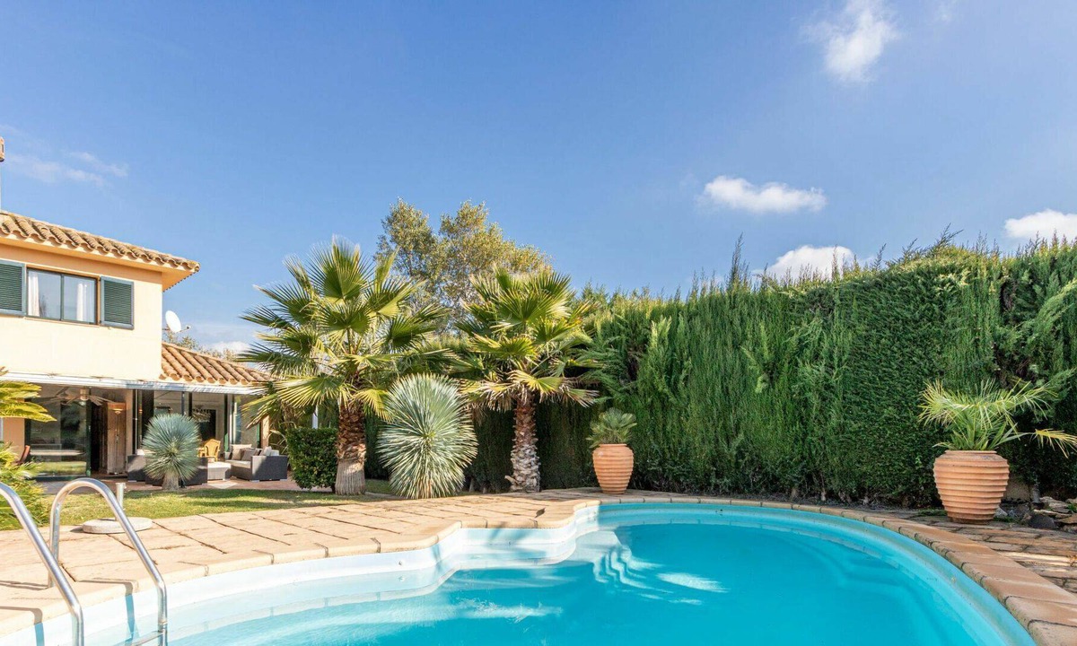 Navata House | Stunning private villa for 4 guests with A/C, private pool, TV, patio and parking