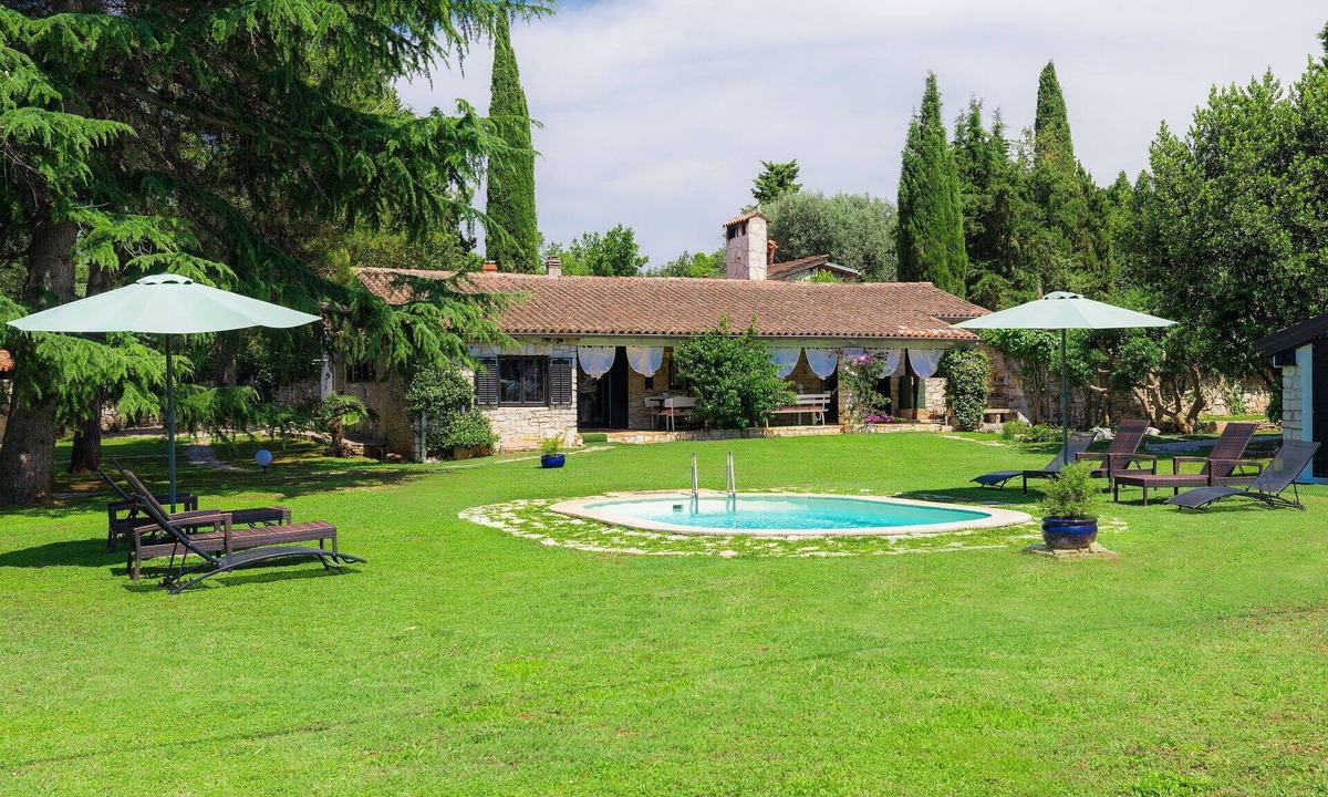 Katoro Villa | Stunning private villa for 8 people with A/C, private pool, WIFI, TV, terrace and pets allowed