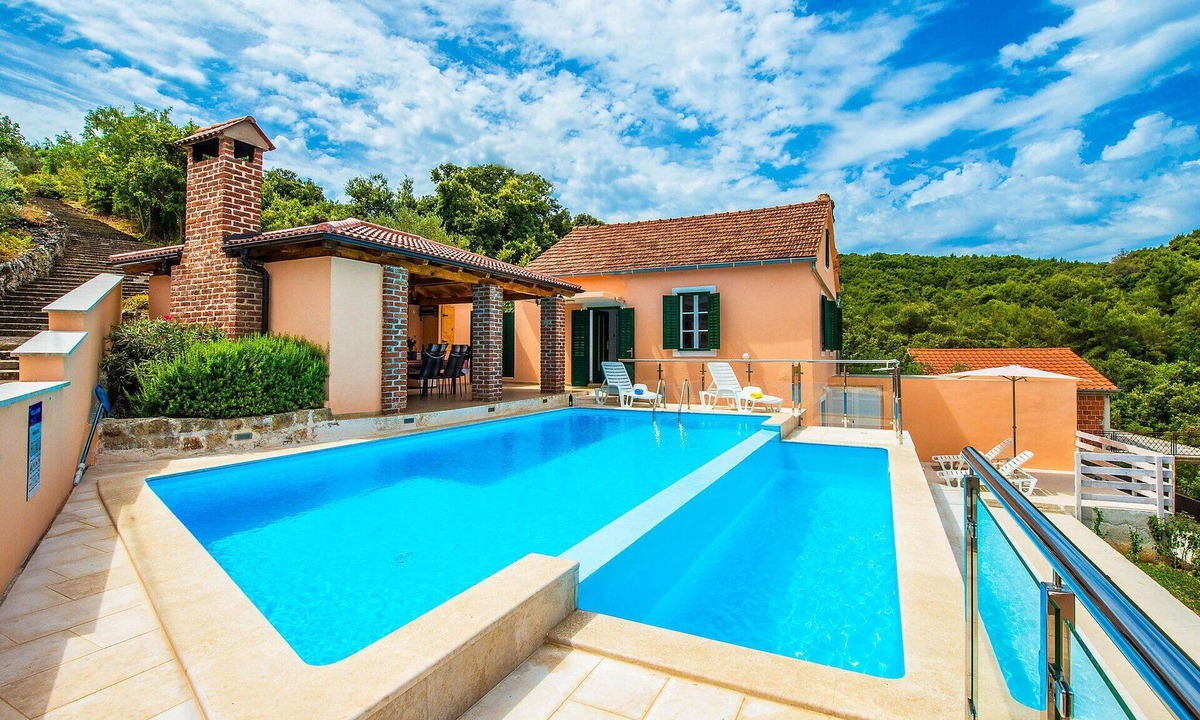 Mali Iz House | Stunning private villa for 6 people with WIFI, private pool, A/C, TV, terrace and parking