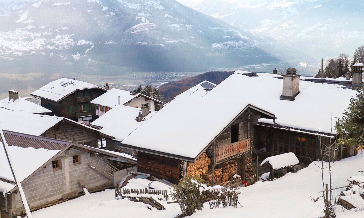 Les Posses-sur-Bex House | Stunning private villa for 11 people with WIFI, terrace and pets allowed
