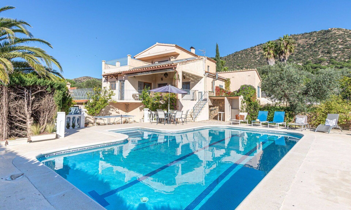 Pau Villa | Stunning private villa for 6 people with private pool, WIFI, TV, patio and parking