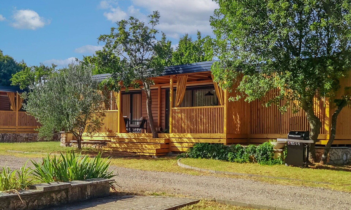 Krusevo House | Stunning private villa for 5 guests with A/C, WIFI, pool, hot tub, TV, terrace and pets allowed