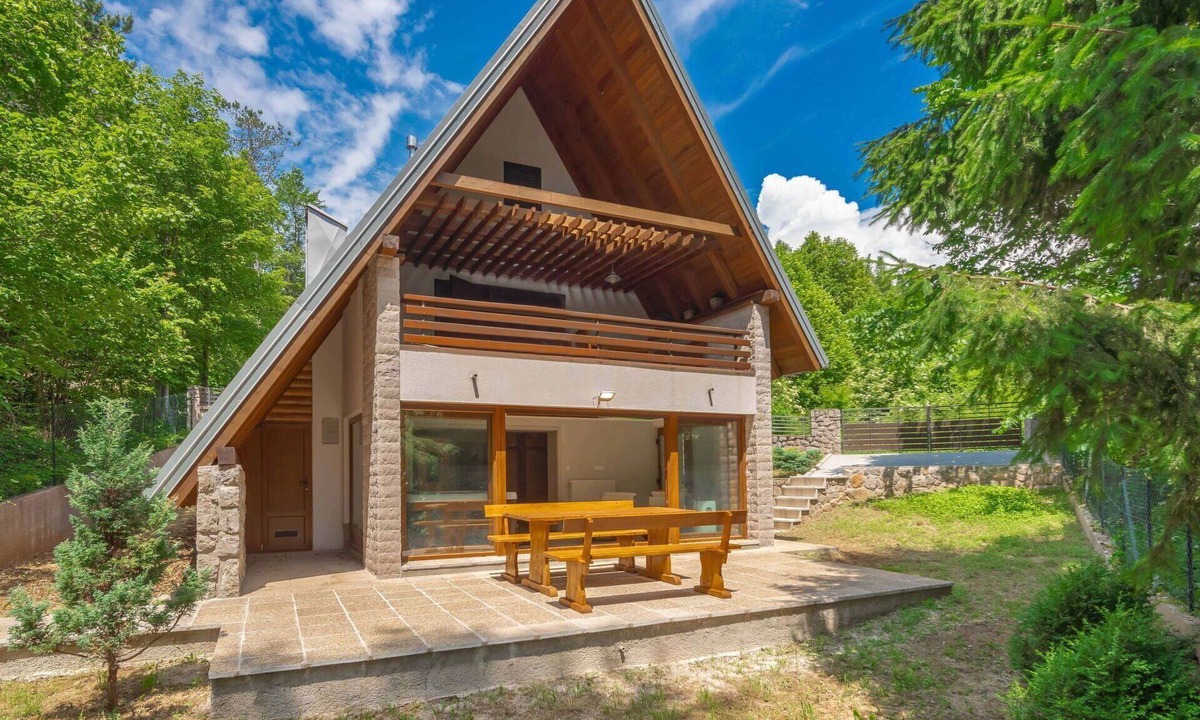 Lic House | Stunning private villa for 4 guests with WIFI, hot tub, A/C, TV and terrace