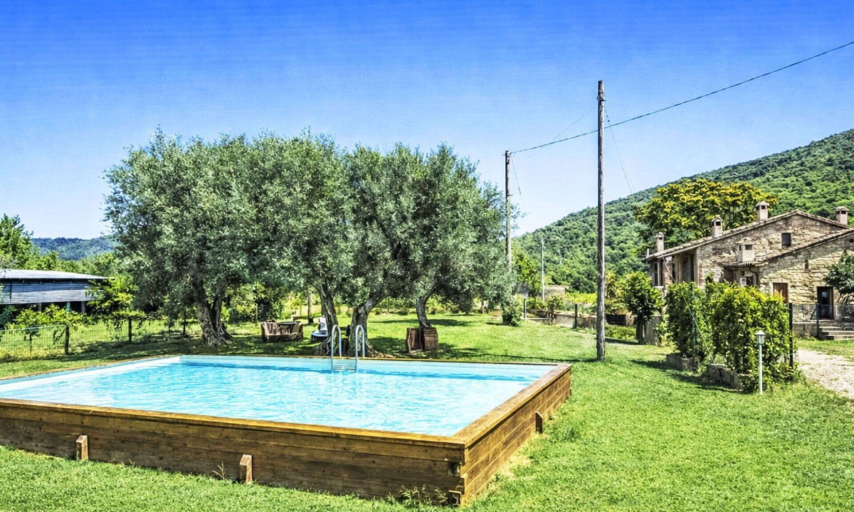 Montelovesco Villa | Stunning private villa for 10 guests with WIFI, private pool, TV and pets allowed