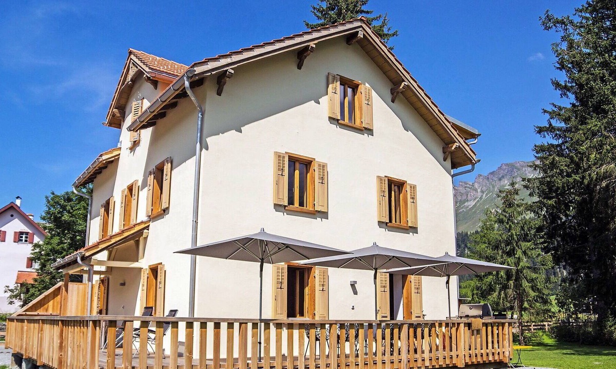 Parpan House | Stunning private villa with WIFI, hot tub, TV, patio, pets allowed, panoramic view and parking