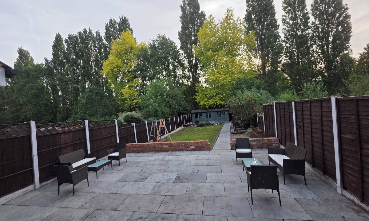 Walsall House | Stunning property with summer house