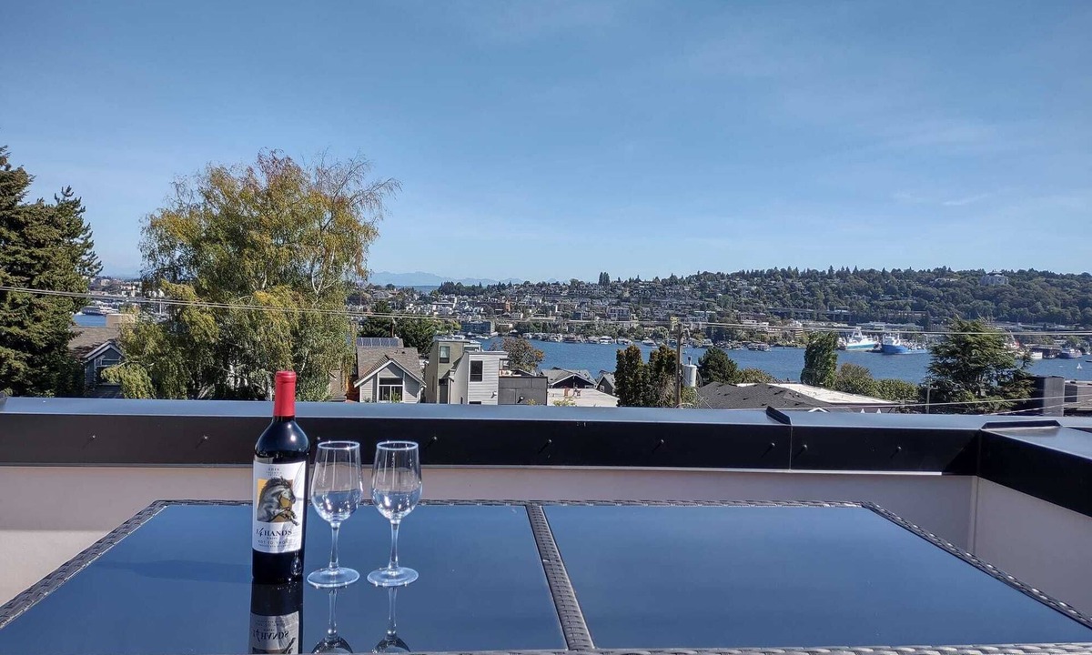 East Queen Anne House | Stunning Queen Anne 4B3B w/Lake Views & Rooftop