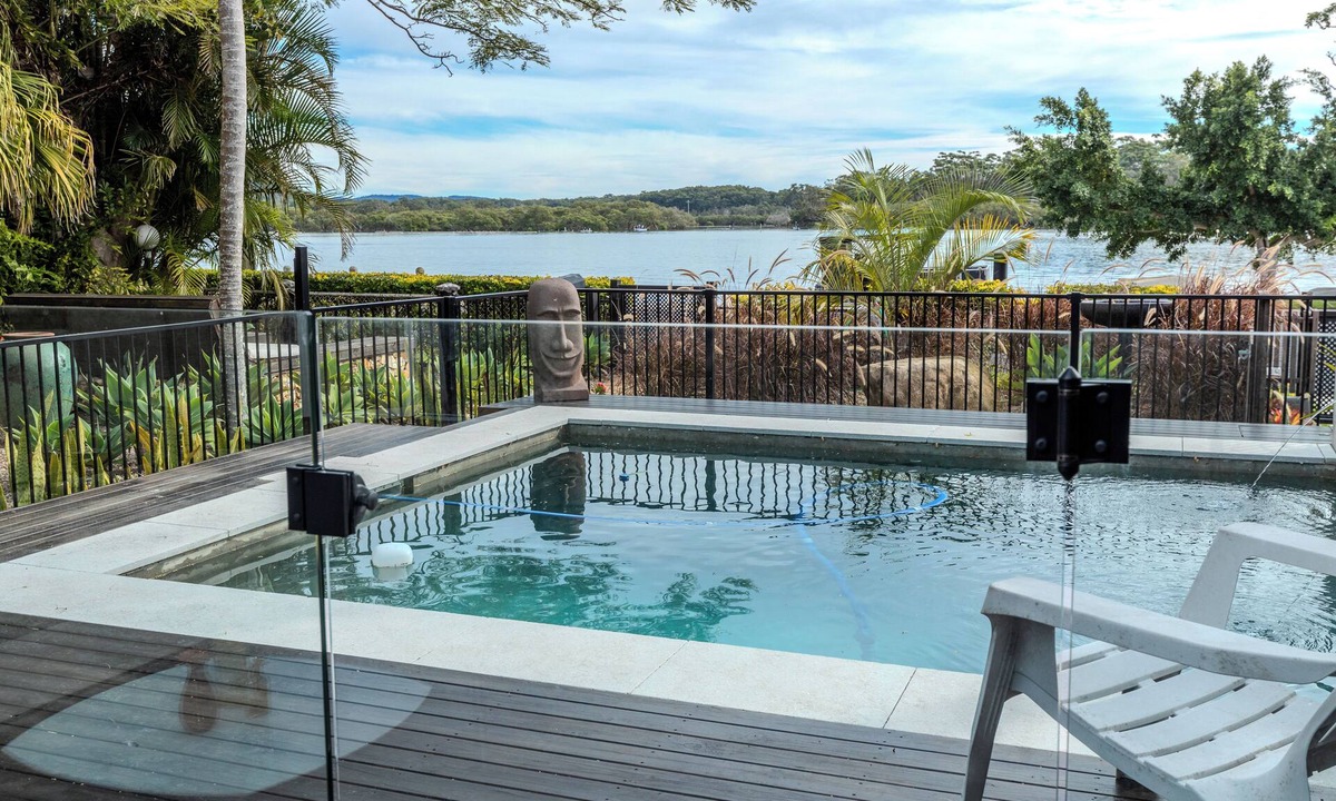 Dunbogan Cottage | Stunning River front Cottage with pool