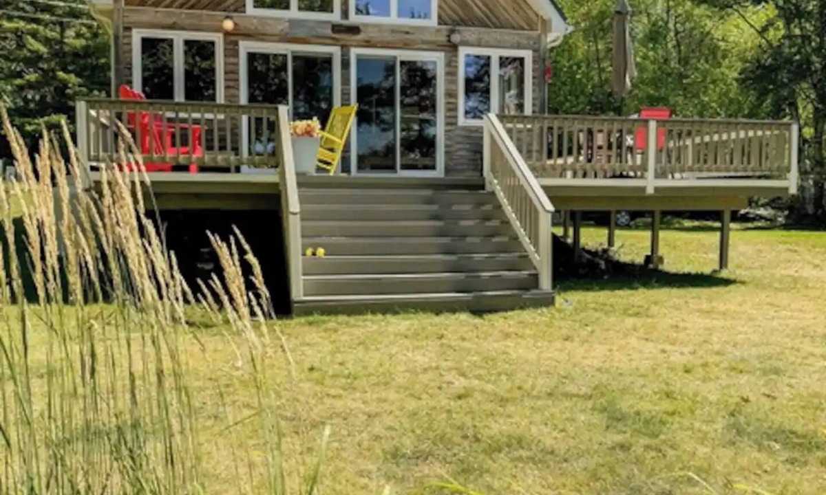 Weldford Cottage | Stunning River View!nn